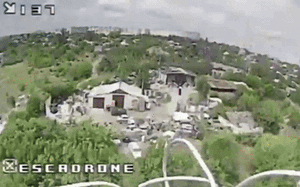 Cận cảnh drone Ukraine tập kích tổ hợp phòng không 9K33 Osa Nga ngay tại garage