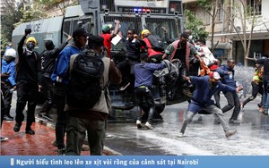 Hình ảnh báo chí 24h: Người biểu tình leo lên xe xịt vòi rồng, đốt phá nhà quốc hội ở Kenya