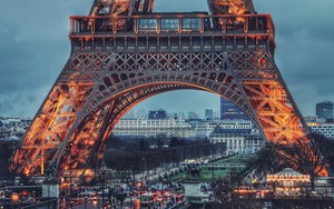 Tháp Eiffel đang 