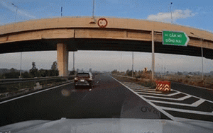 Clip NÓNG 24h: Tài xế liều lĩnh lùi xe trên cao tốc khiến người đi đường 