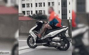 Clip NÓNG 24h: Người đàn ông tay bế em bé, tay lái xe máy lên đường Vành đai 3