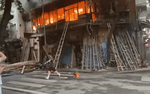 Clip NÓNG 24h: Cháy lớn quán cafe trên phố Hàng Vải khiến nhiều người hoảng sợ
