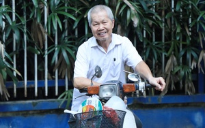 Cụ ông 80 tuổi đưa con đi thi vào lớp 10 Hà Nội: 