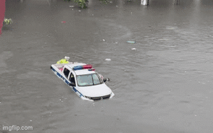 Clip NÓNG 24h: Mưa lớn kỷ lục ở Quảng Ninh và Hải Phòng, ô tô cảnh sát bơi trong nước