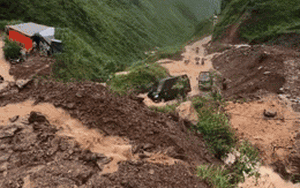 Video: Liều mình băng qua lũ dữ, nhiều người dân và ô tô du lịch bị mắc kẹt ở Hà Giang