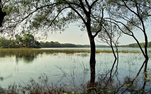 Sát biển Nhật Lệ của Quảng Bình có cái hồ nước ngọt view đẹp mê ly, đào khảo cổ thấy điều bất ngờ