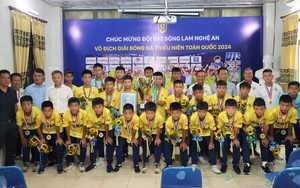 U13 SLNA nhận thưởng 