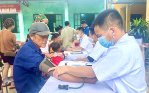 Lào Cai: Khám, cấp thuốc miễn phí và trao tặng bình chữa cháy cho hộ nghèo, cận nghèo