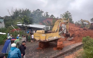 Clip: Đưa nạn nhân bị vùi lấp ra khỏi đống đổ nát sau vụ sạt lở đất ở Lâm Đồng