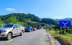 Sạt lở đất, đá Quốc lộ 4D đi Sa Pa, các phương tiện di chuyển theo đường tỉnh lộ 155 mới