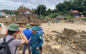 Trưởng Ban Tuyên giáo Trung ương thăm hỏi động viên người dân ảnh hưởng do bão số 3 tại Sơn La - Ảnh 2.