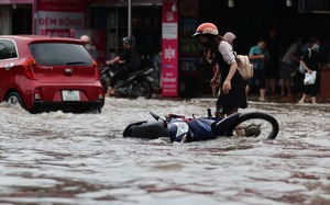 Mưa lớn như trút nước trong đêm, nhiều tuyến phố ở Hà Nội ngập thành sông- Ảnh 12.