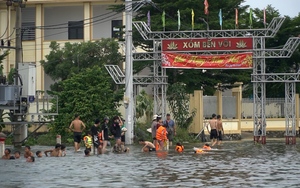 Trong cái khó ló cái... vui: Người dân ngoại thành Hà Nội biến vùng ngập thành 