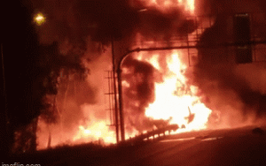 Clip NÓNG 24h: Cảnh xe bồn chở xăng cháy ngùn ngụt trên cao tốc Hà Nội - Hải Phòng khiến 1 tài xế tử vong