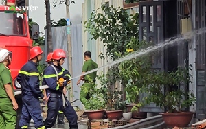 Clip: Cảnh sát điều máy đào phá tường dập đám cháy quán bar trên phố Phó Đức Chính, Hà Nội- Ảnh 3.