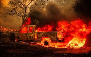 Cháy rừng đỏ rực tại Mỹ khiến hàng chục nghìn người phải sơ tán, nhà cửa và xe cộ cháy rụi