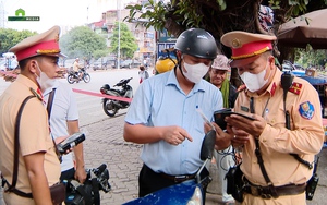 Video: Người dân vừa tố vi phạm giao thông qua Zalo, vài phút sau CSGT đã tới xử lý- Ảnh 2.