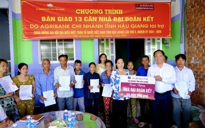 Agribank Hậu Giang bàn giao 13 căn nhà Đại đoàn kết 