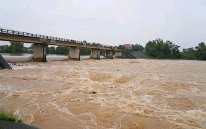 Mưa lớn, nước dâng cao, Thái Nguyên tức tốc tăng lưu lượng qua tràn xả lũ hồ chứa nước Núi Cốc