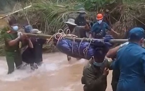 Cán bộ y tế bám cơ sở, khẩn trương thu gom, xử lý rác thải, phòng chống dịch bệnh sau mưa lũ - Ảnh 2.