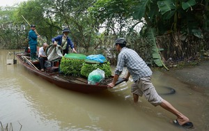 Mưa lớn, nhiều tuyến đường ngập sâu ở TP.HCM, cảnh sát vất vả điều tiết giao thông- Ảnh 8.