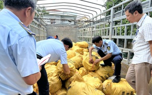 Tham gia bảo vệ đua thuyền, công an huyện này cứu 6 người đi cổ vũ gặp nạn trên sông- Ảnh 4.