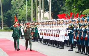 Bộ Quốc phòng khen thưởng nhiều sĩ quan có thành tích xuất sắc đột xuất trong tìm kiếm cứu nạn - Ảnh 2.