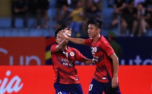 HLV Poking ôm các cầu thủ và ban huấn luyện sau trận thắng CLB Buriram United  - Ảnh 9.