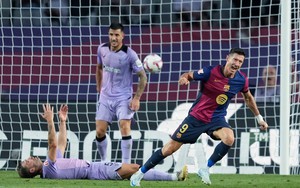 Barca ngược dòng thắng Valladolid, vì sao HLV Hansi Flick buồn vui lẫn lộn? - Ảnh 3.