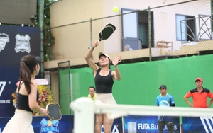 "Pickleball vẫn sôi nổi bất chấp mưa to gió lớn" - Ảnh 2.