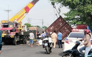 Tai nạn giao thông nghiêm trọng giữa xe bồn chở xăng dầu và xe máy khiến 2 người tử vong tại chỗ - Ảnh 2.