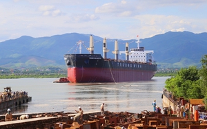  Quảng Ninh hạ thủy tàu chở hàng rời tải trọng 45.000 DWT tại nhà máy đóng tàu Hạ Long