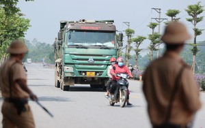 CSGT TP.HCM tăng cường kiểm tra, xử lý các điểm vi phạm hành lang, lối đi tự mở  - Ảnh 4.