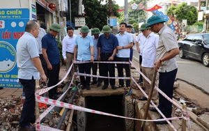 Mưa lớn làm sạt lở đất đá, gây ách tắc nhiều tuyến giao thông ở Sơn La- Ảnh 2.