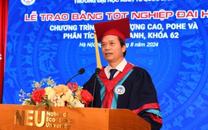 Hàng loạt khán giả bị ngất khi đang xem cuộc thi "Nữ sinh thanh lịch FPT" do quá nóng bức- Ảnh 12.