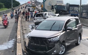 TP.HCM: Phong tỏa một đoạn đường Nguyễn Văn Linh để điều tra nguyên nhân tai nạn liên hoàn khiến 2 người chết - Ảnh 1.