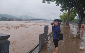 Cứu trợ đồng bào vùng lũ tự phát: Quán ăn phục vụ cơm miễn phí các đoàn đi thực hiện cứu trợ - Ảnh 6.