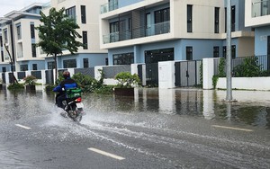 Đại lý ô tô ở Hà Nội ứng phó mưa ngập bằng hàng chục khối cát, di tản xe khẩn - Ảnh 6.