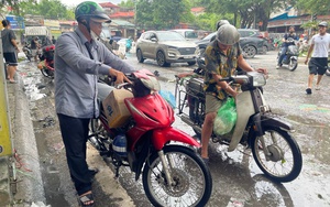 Sông Tô Lịch "hồi sinh" sau mưa lớn, người Hà Nội quăng chài, mang cần câu đánh bắt cá  - Ảnh 14.