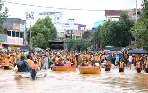 Người Hà Nội khốn đốn hỏng xe trong mưa ngập: "Đi đoạn đường chưa đầy 1km hai lần sửa xe vì hỏng"  - Ảnh 14.