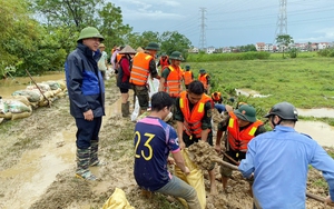 Cảnh sát lấy thân mình đè lên bao cát, ngăn chặn nguy cơ vỡ đê ở Hà Nội- Ảnh 3.