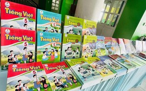 Trường học thành nơi trú náu, thầy cô góp tay nấu nướng ngày mưa lũ - Ảnh 8.