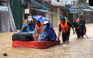 Lực lượng quân đội ngâm mình trong nước hỗ trợ gặt lúa giúp dân sau bão - Ảnh 1.