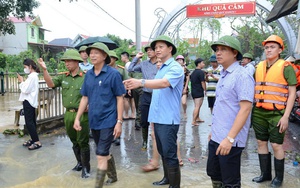 Nước sông Tích dâng cao, người dân tranh thủ bán cá chạy lũ - Ảnh 3.