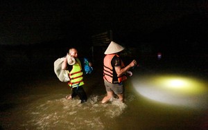 Bùn đất ngập ngụa do lũ, người Hà Nội tất bật dọn dẹp nhà cửa khi nước rút - Ảnh 22.