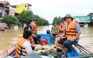 Hà Nội: Hàng trăm người lội nước vào vớt lợn từ một trang trại bị ngập - Ảnh 14.