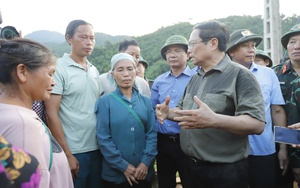 Video: Góp gạo - thịt - rau, nấu hàng nghìn suất cơm miễn phí chuyển đến bà con vùng lũ ở Yên Bái- Ảnh 2.