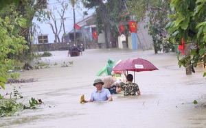 Con thuyền nan 45 tuổi và người lái đò tại rốn lũ Chương Mỹ- Ảnh 10.