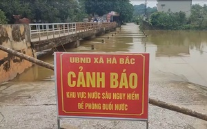 Video: Người và xe lội "bì bõm" sau cơn mưa lớn, nhiều tuyến phố Hà Nội tê liệt- Ảnh 3.