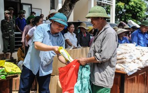 Bơi thuyền cứu trợ người dân bị cô lập do mưa lũ - Ảnh 22.